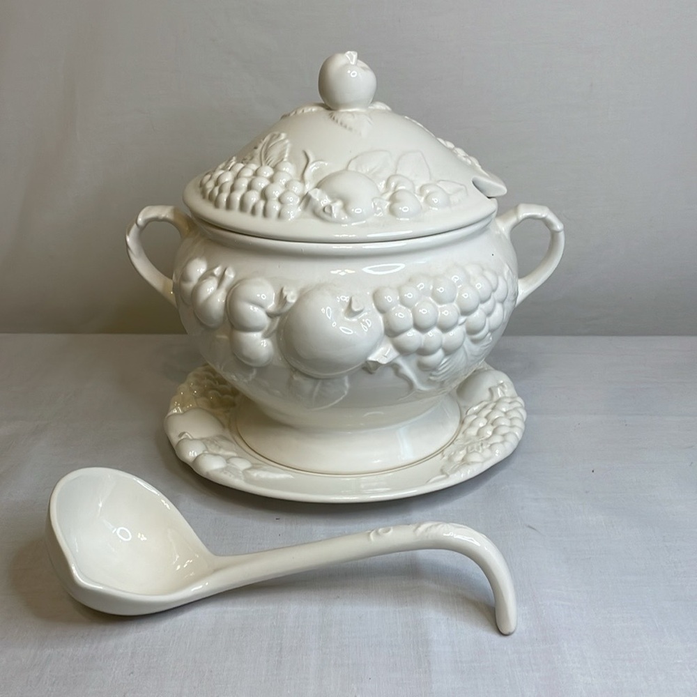 SIGNATURE HOUSEWARES Elegant Embossed Soup Tureen Set